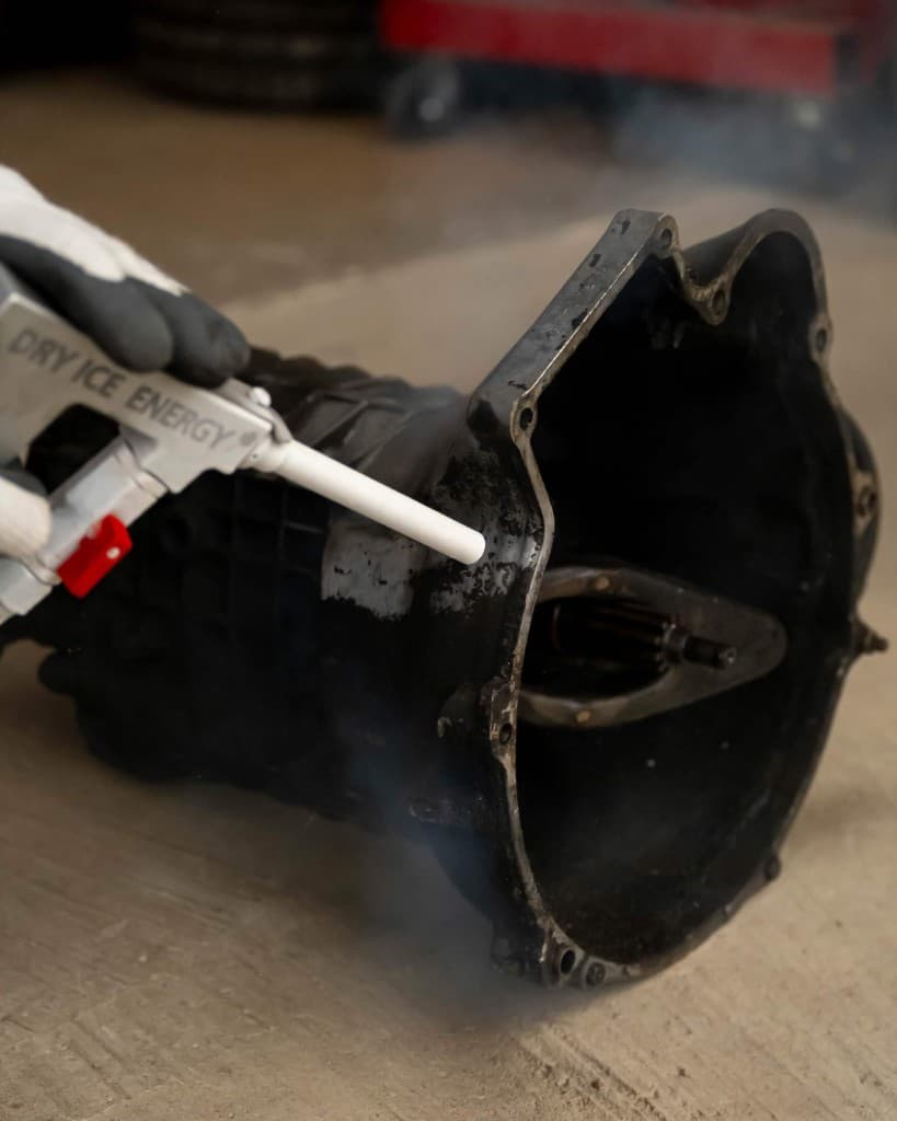 Trockeneisstrahlen am Getriebe – mobile Reinigung mit Dry Ice Energy vor Ort
