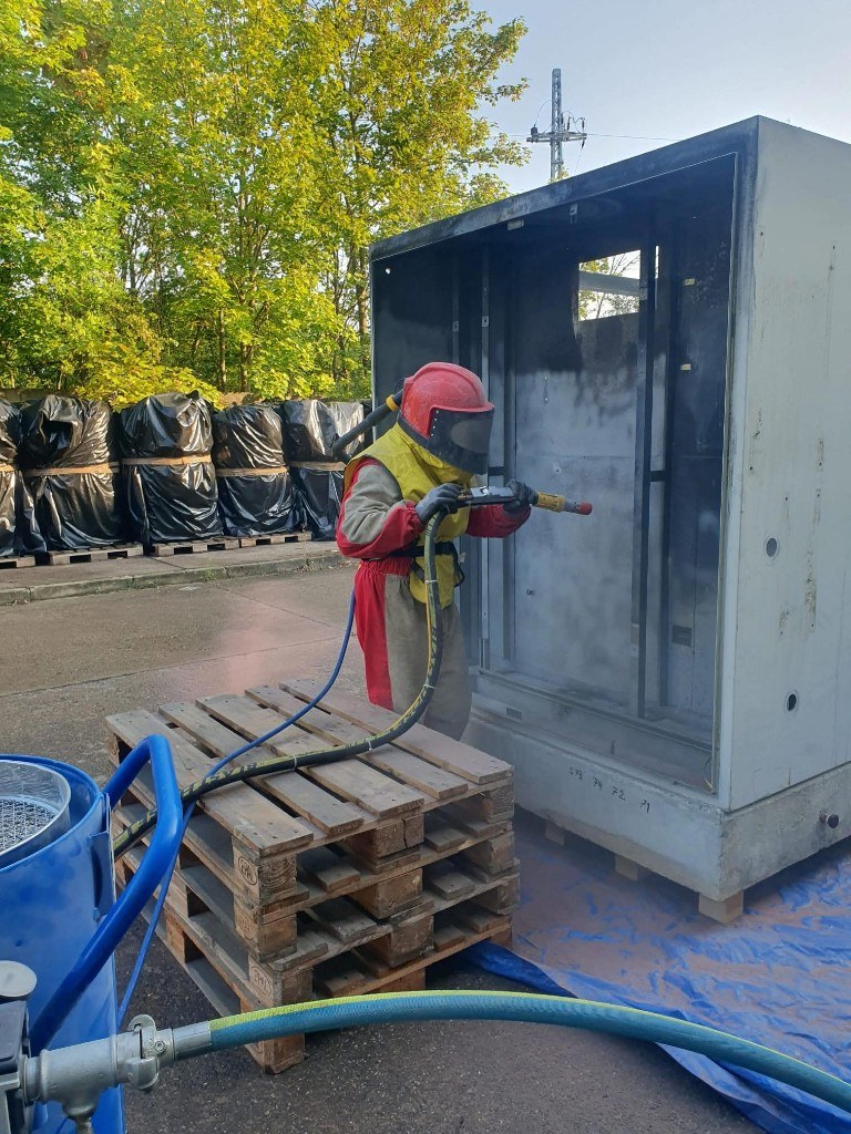 Brandschaden-Sanierung eines Schaltschranks mit Sandstrahlen