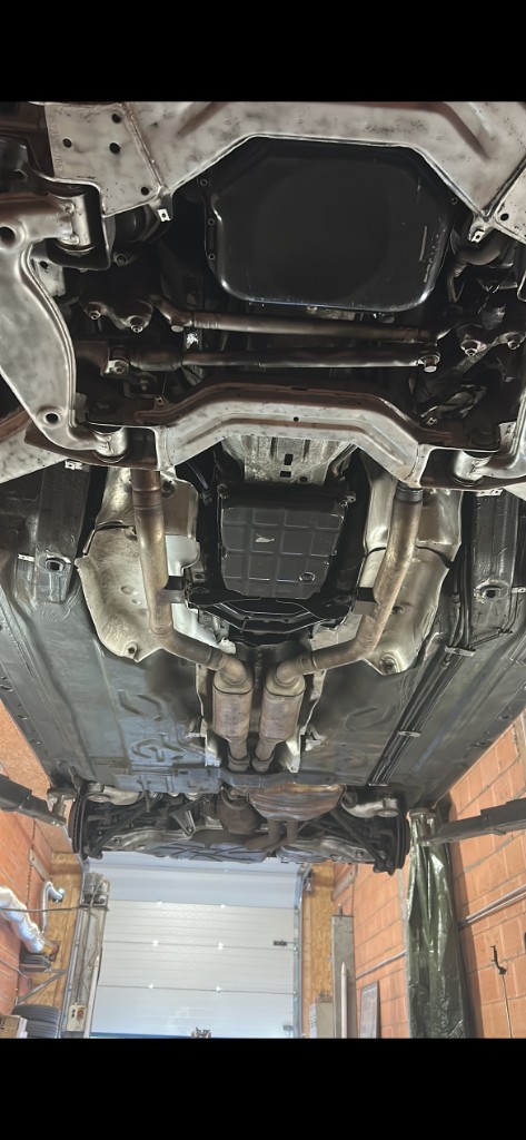Motor, Getriebe und Unterboden auf der Hebebühne nach Reinigung