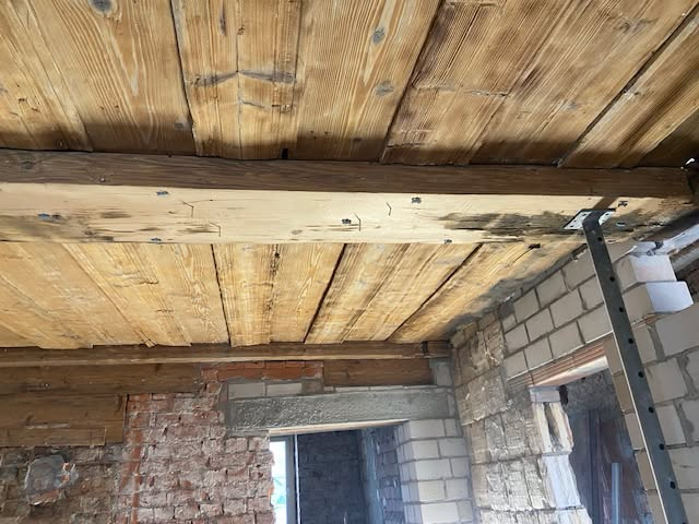 Denkmalgeschützter Holzbalken und Holzdecke nach Sandstrahlung